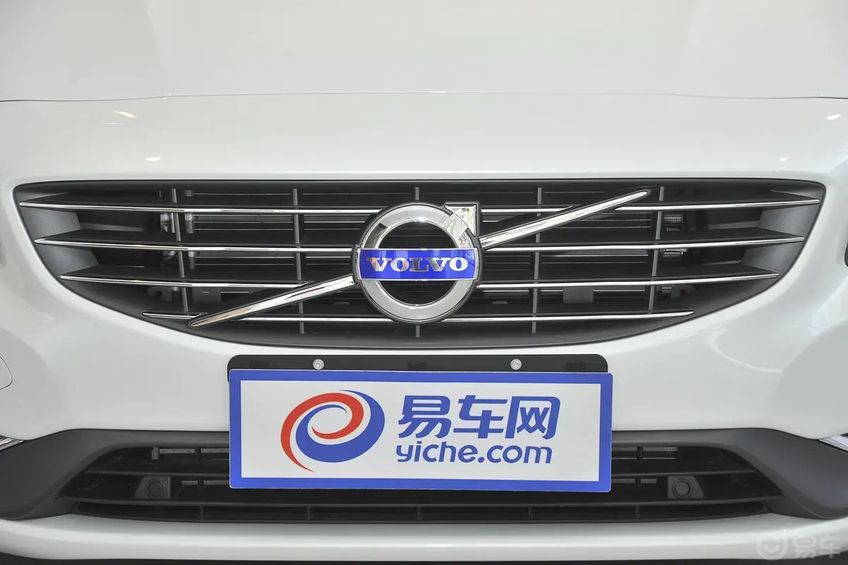 沃尔沃V60T5 智雅版前格栅侧俯拍