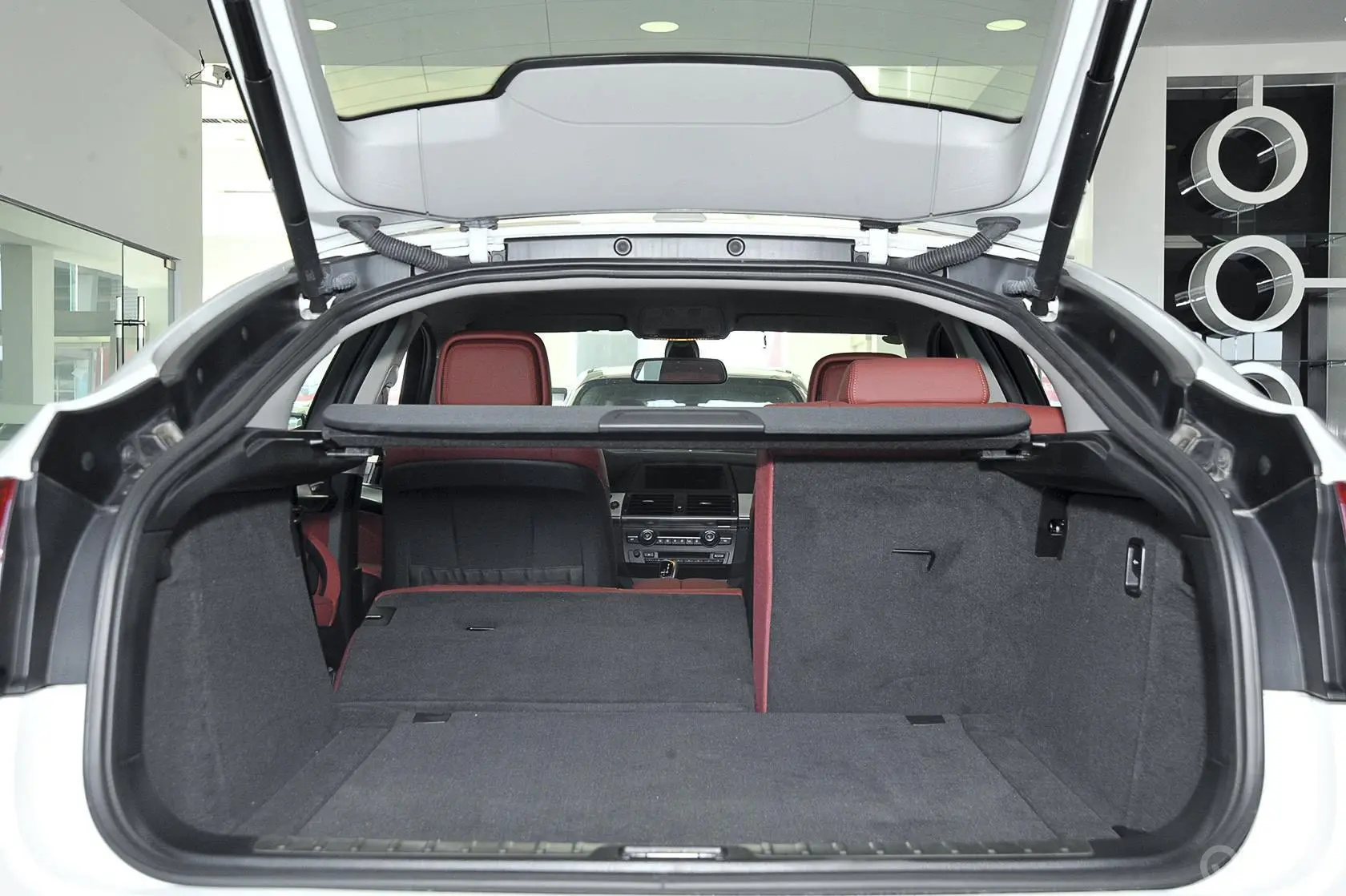 宝马X6xDrive35i 中东版行李箱空间（后排左放倒）