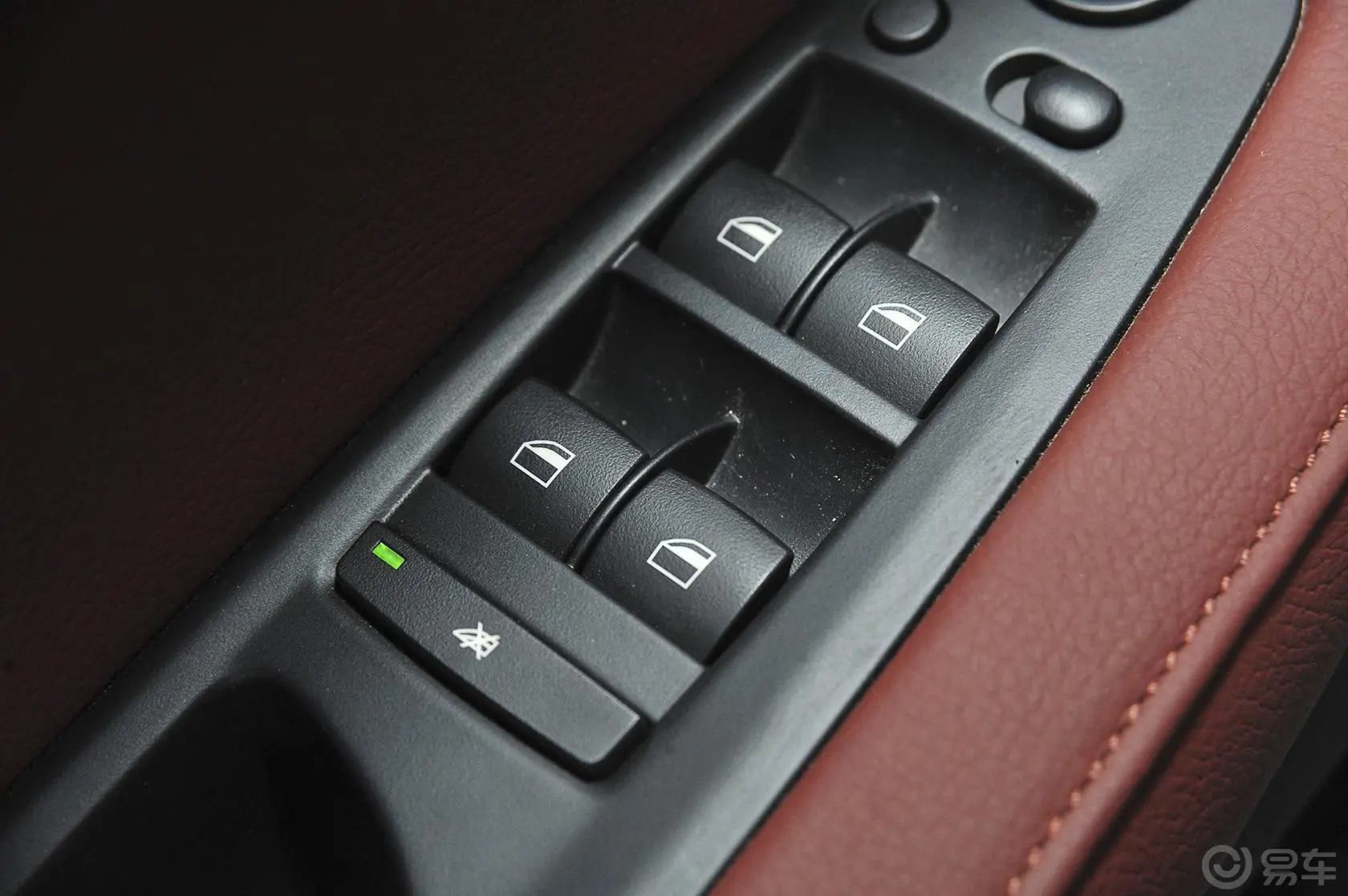 宝马X6xDrive35i 中东版车窗升降键