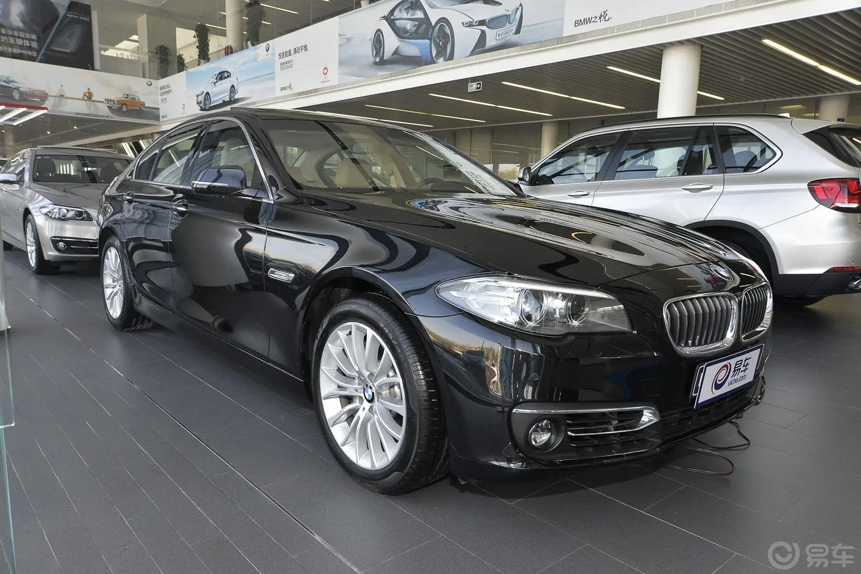 宝马5系(进口)535i xDrive M运动型侧后45度车头向右水平