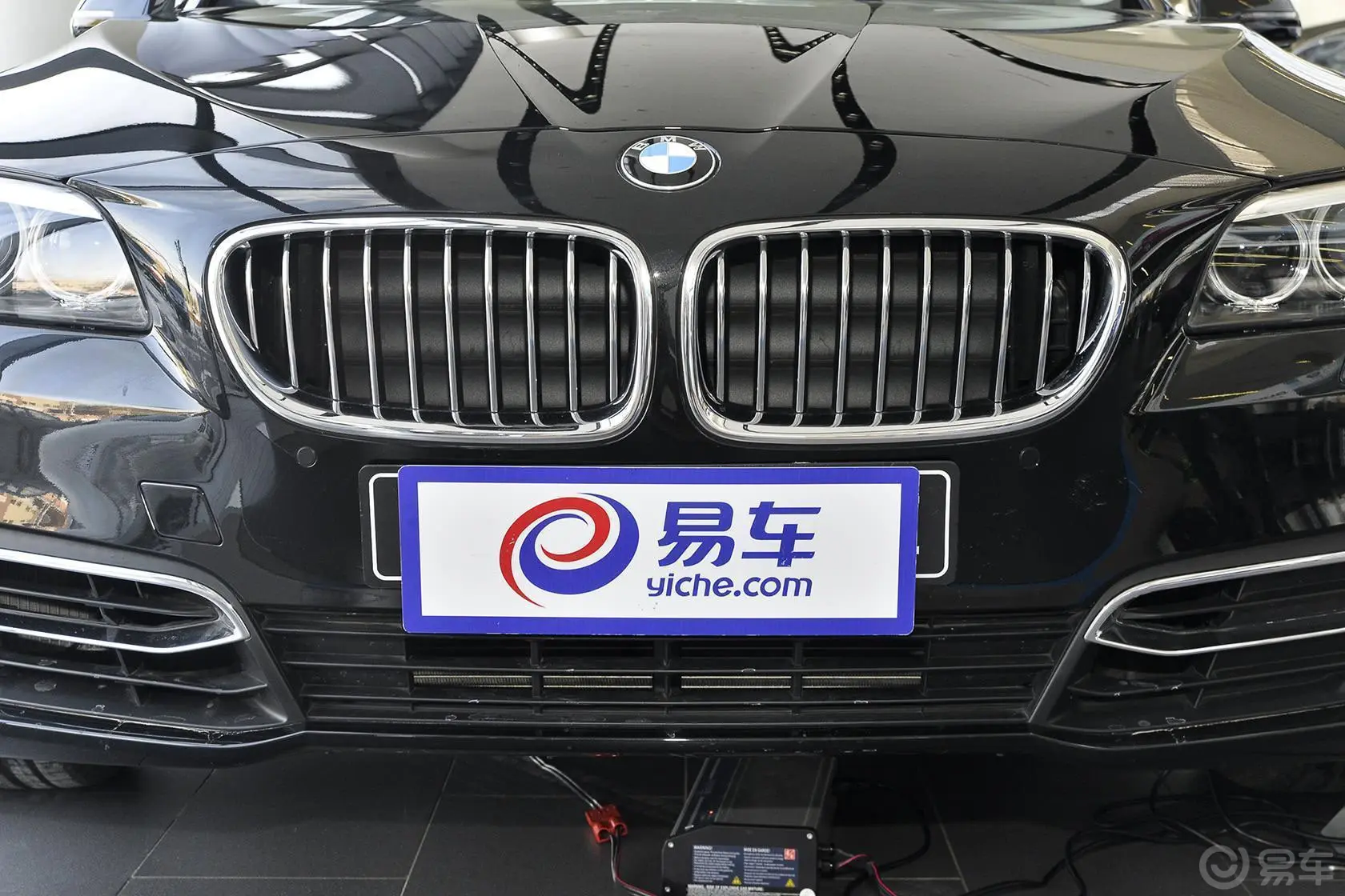 宝马5系(进口)535i xDrive M运动型前格栅侧俯拍