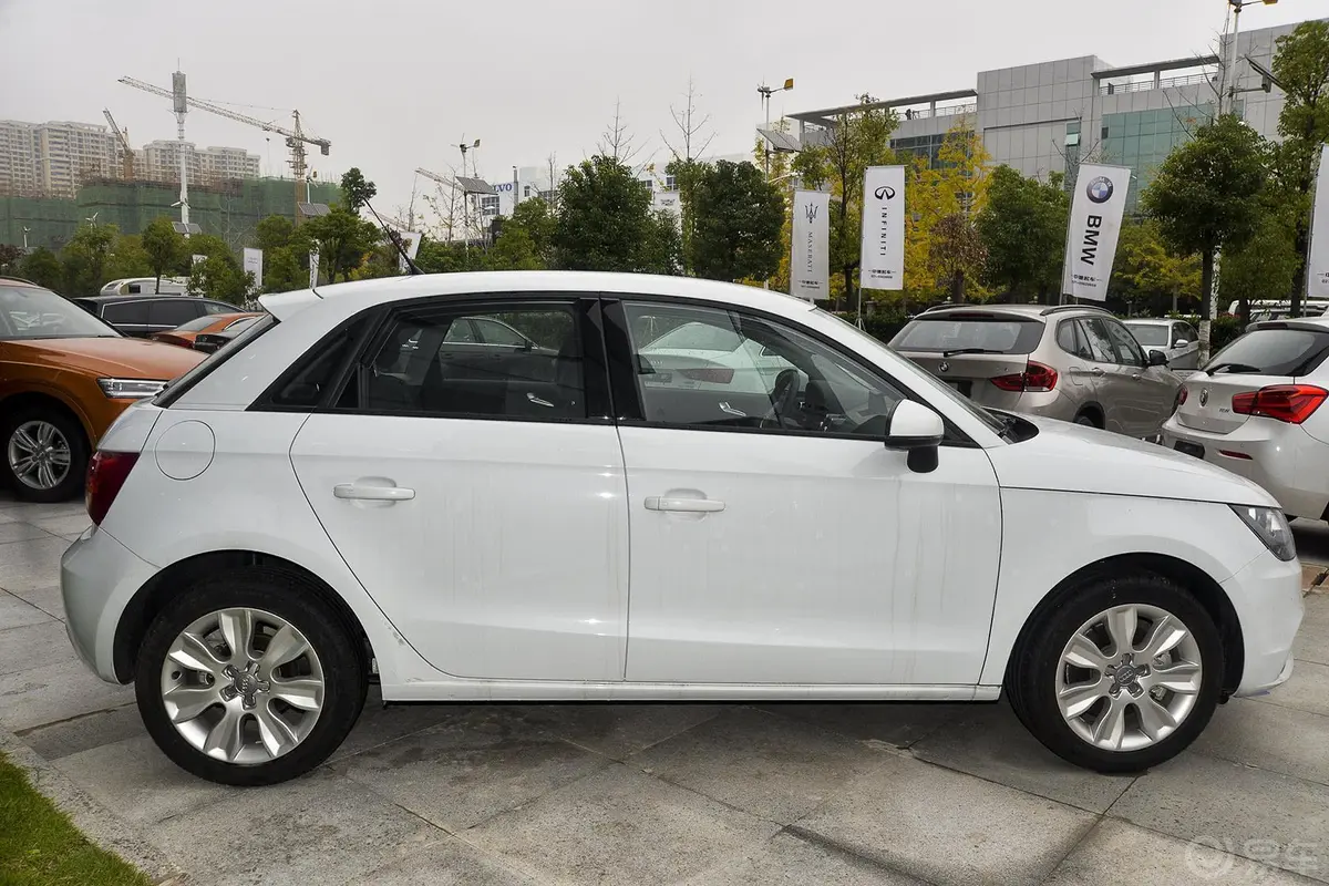 奥迪A1Sportback 30TFSI 舒适型正侧车头向右水平