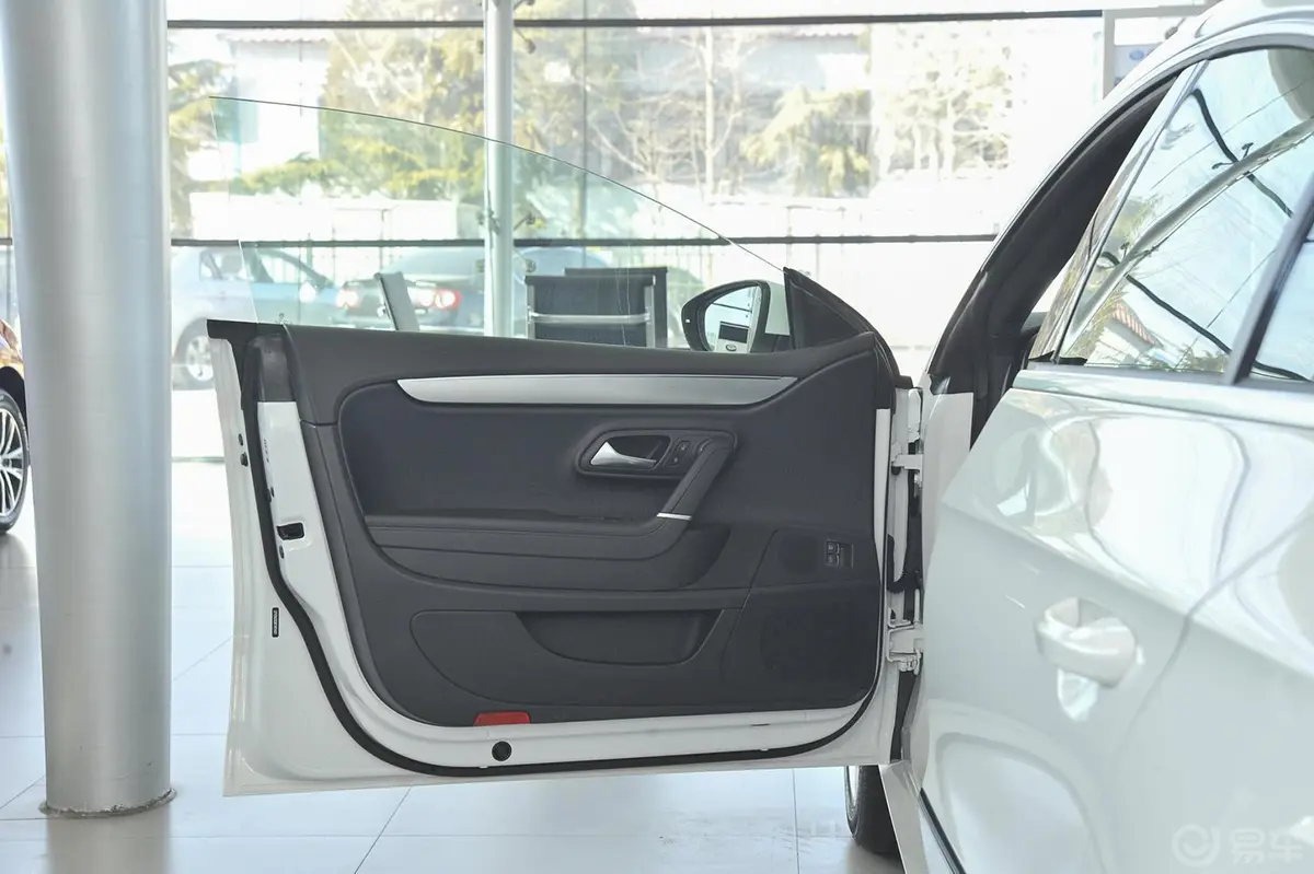 一汽-大众CC1.8T 双离合 尊贵型驾驶员侧车门内门板