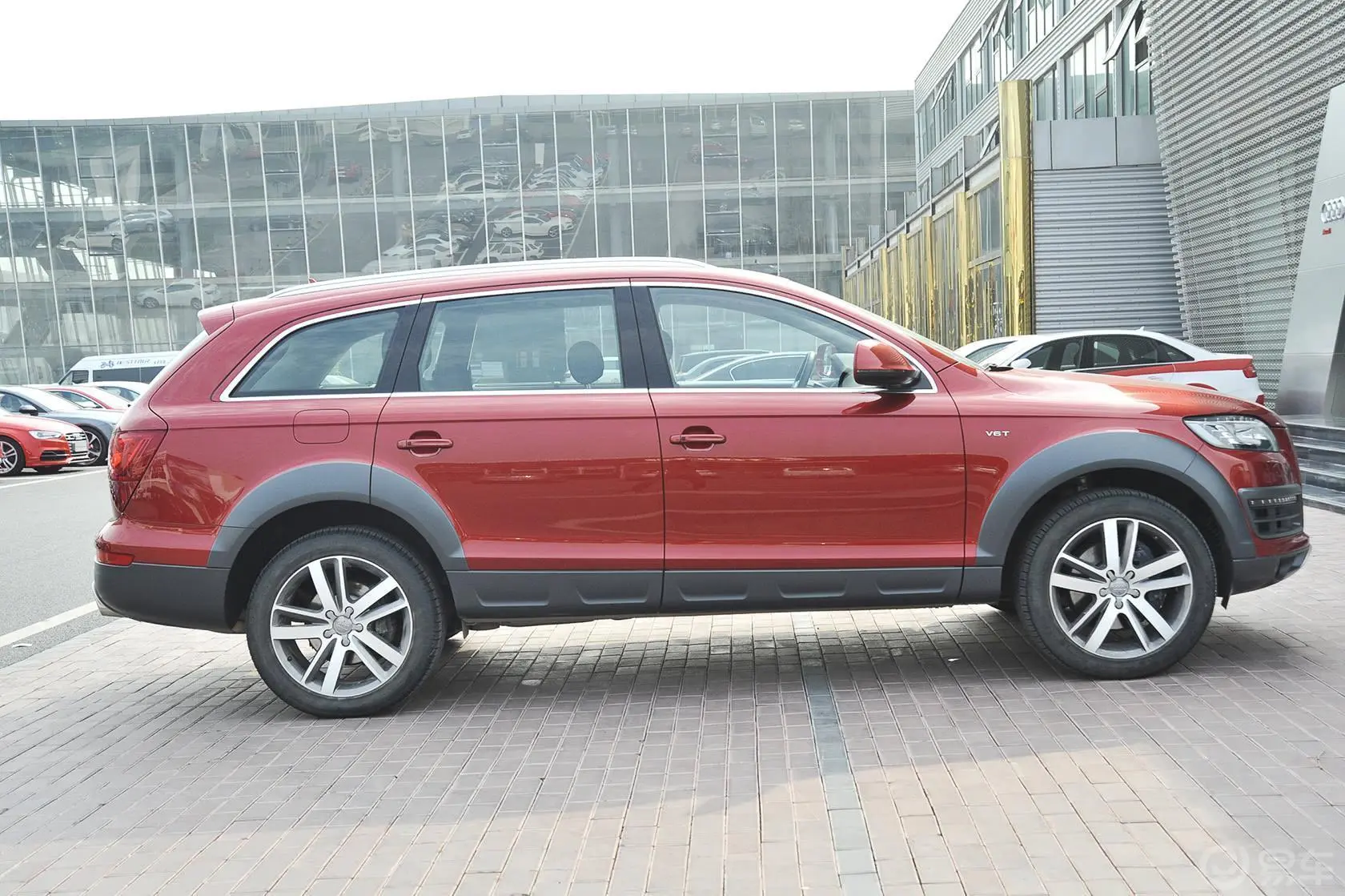 奥迪Q740 TFSI quattro 典藏版正侧车头向右水平