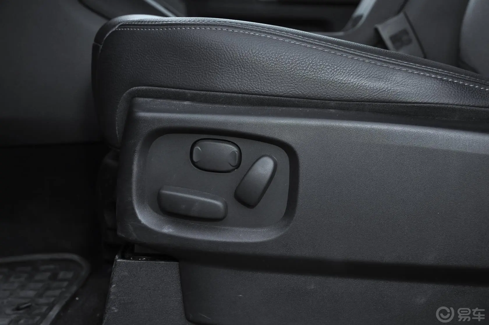 发现3.0 V6 SC SE 汽油版座椅调节键