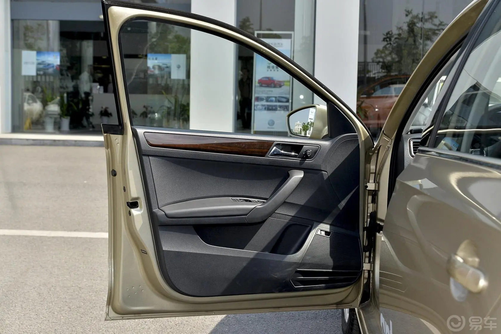桑塔纳1.6L 自动 豪华版驾驶员侧车门内门板