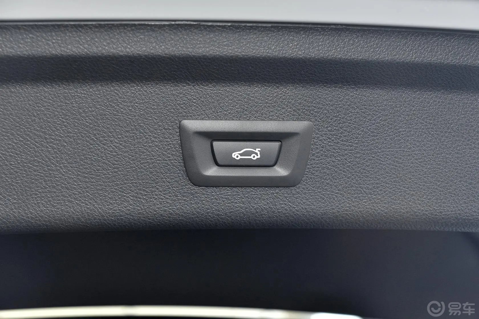宝马3系GT320i 设计套装型行李箱门上电动关闭键