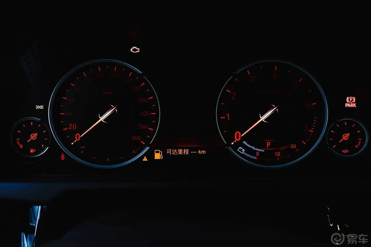 宝马3系GT320i 设计套装型仪表盘背光显示