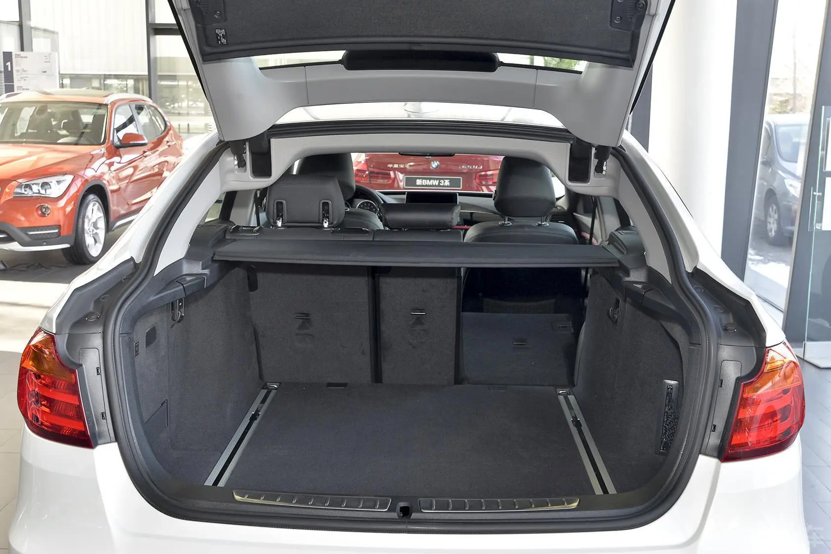 宝马3系GT320i 设计套装型行李箱空间（后排右放倒）