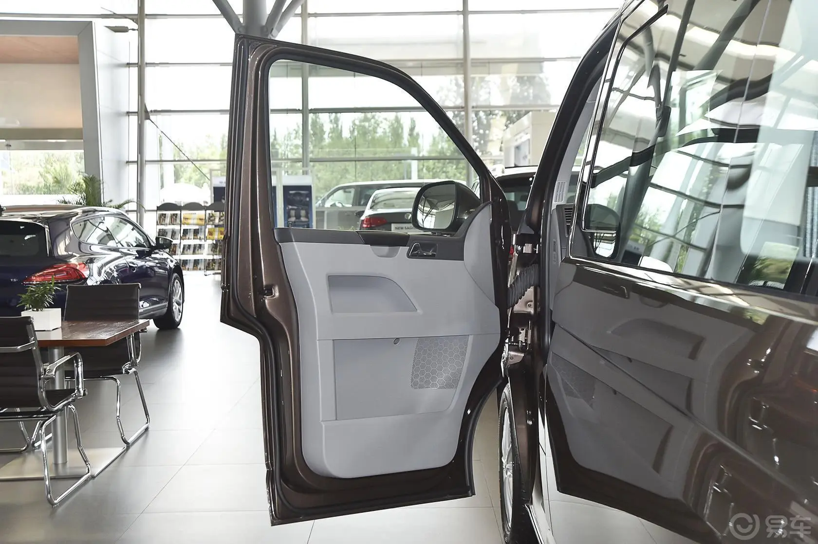 凯路威2.0TSI 舒适 四驱版驾驶员侧车门内门板