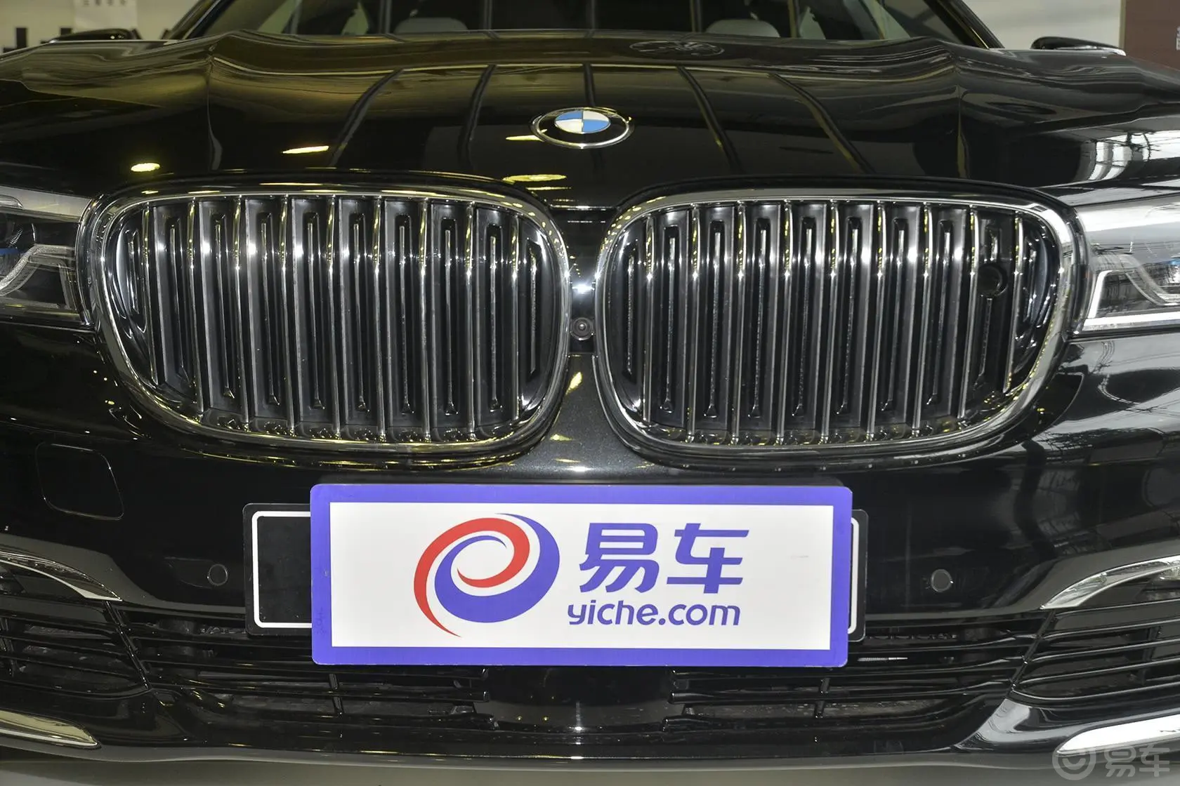 宝马7系750Li xDrive 四座版前格栅侧俯拍