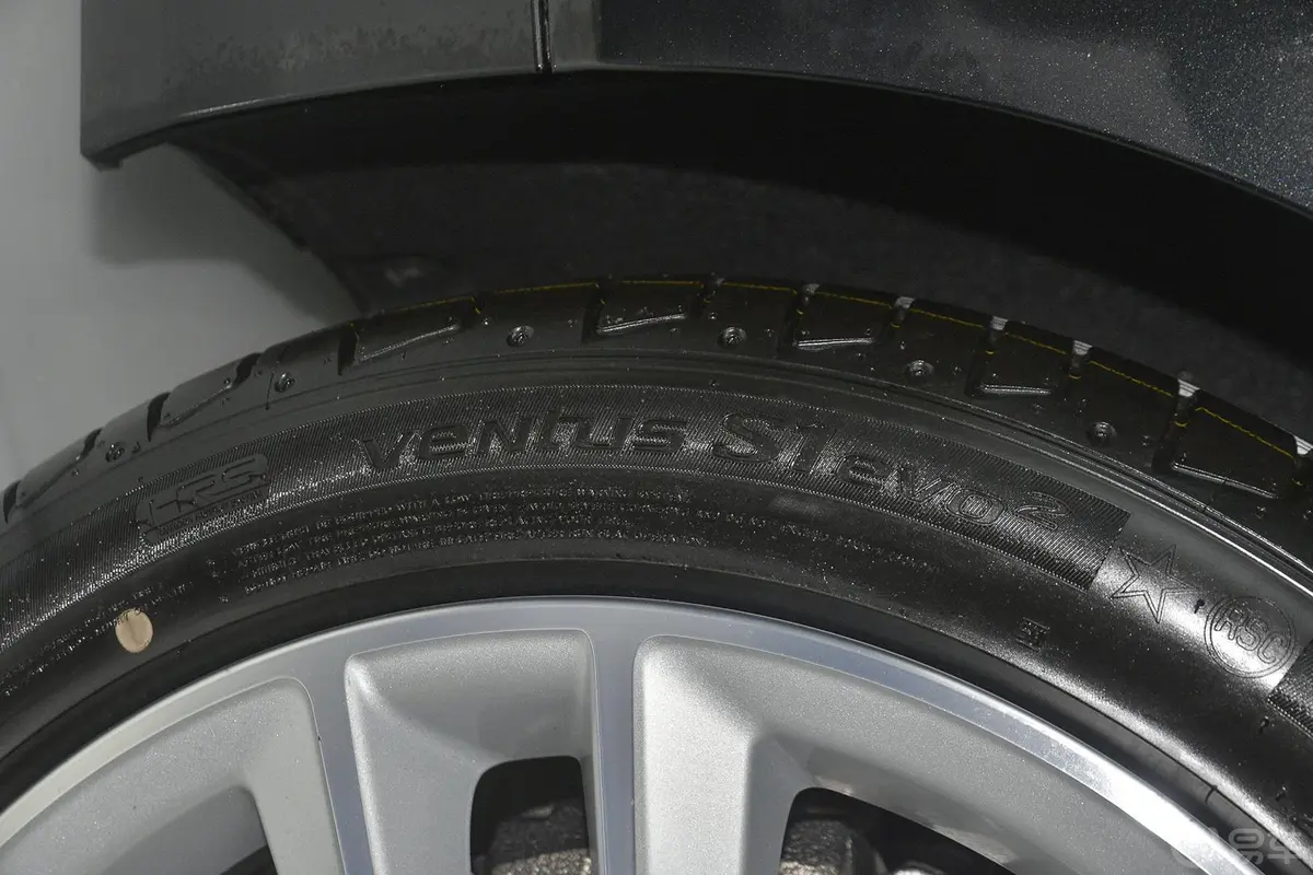 宝马7系750Li xDrive 四座版轮胎规格