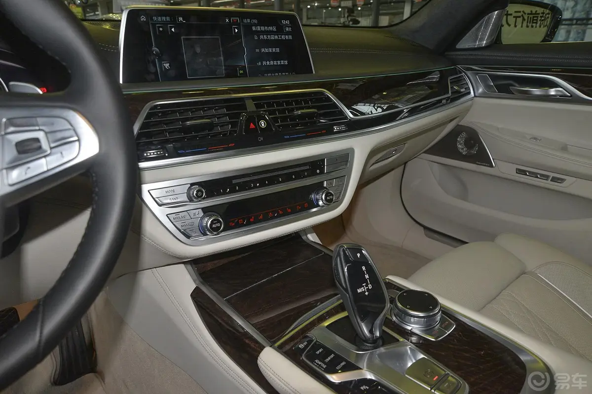 宝马7系750Li xDrive 四座版中控台驾驶员方向