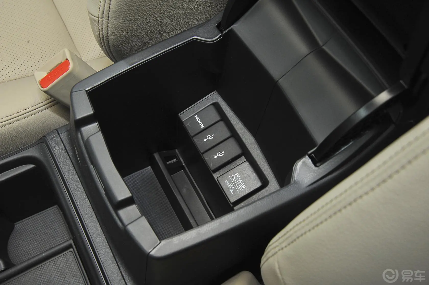 本田CR-V2.4L 两驱 豪华版前排中央扶手箱空间
