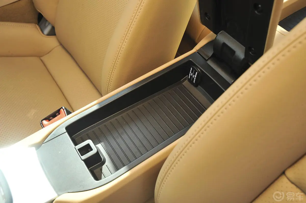 保时捷911Carrera 3.4L Style Edition前排中央扶手箱空间