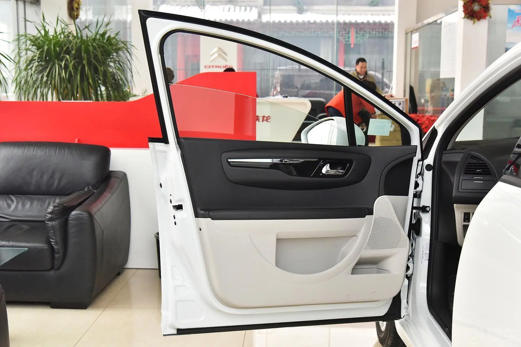 世嘉三厢 1.6L 自动 品尚型 VTS版驾驶员侧车门内门板