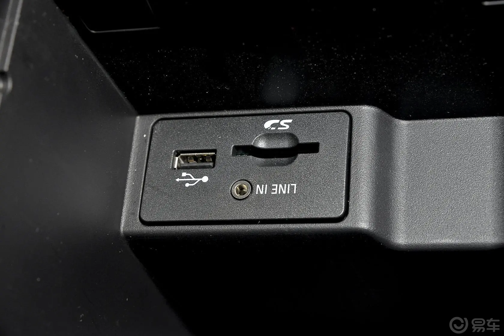 福克斯三厢 Ecoboost180 自动精英型USB接口