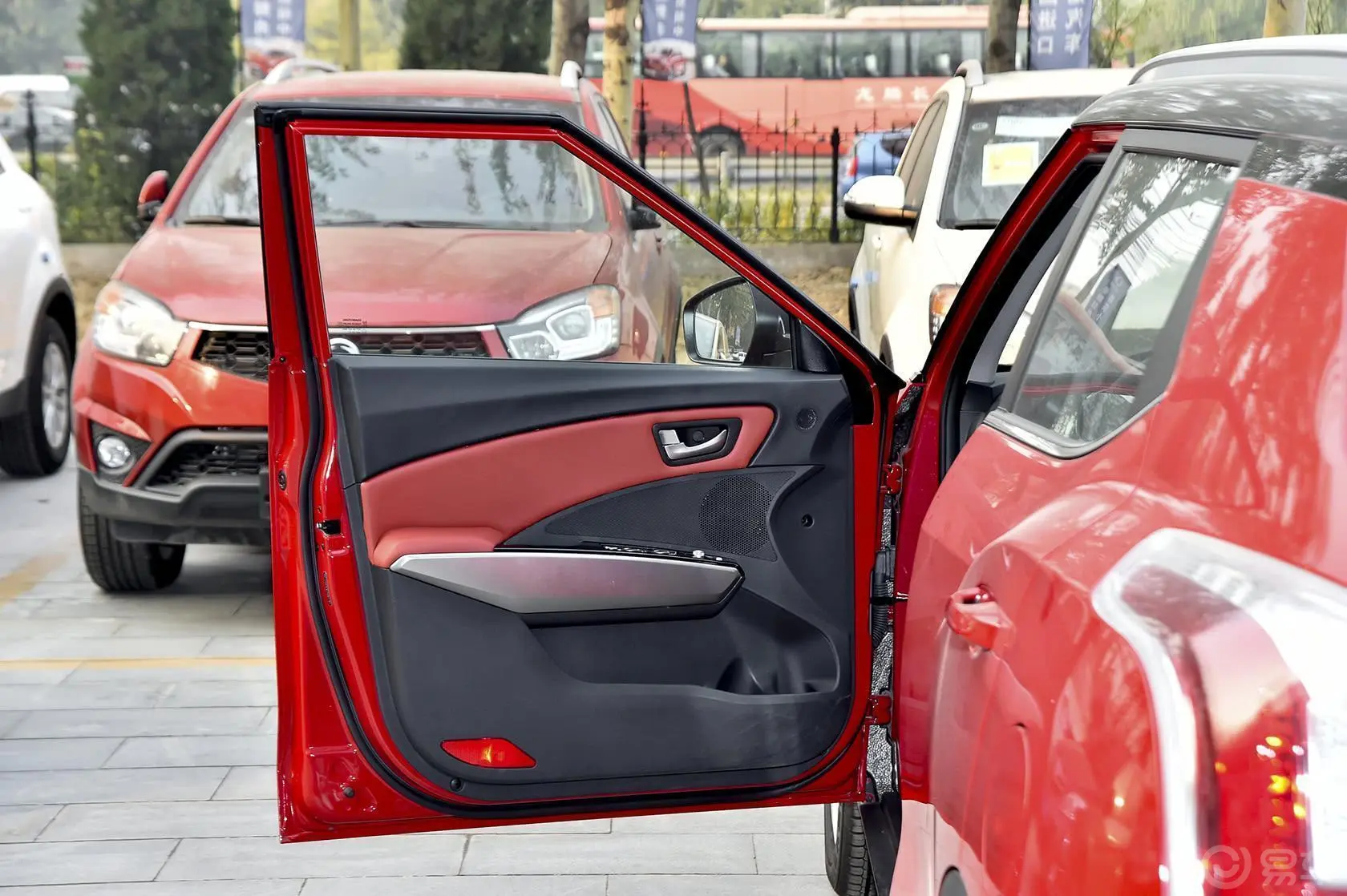 蒂维拉1.6L 自动 两驱致炫版驾驶员侧车门内门板