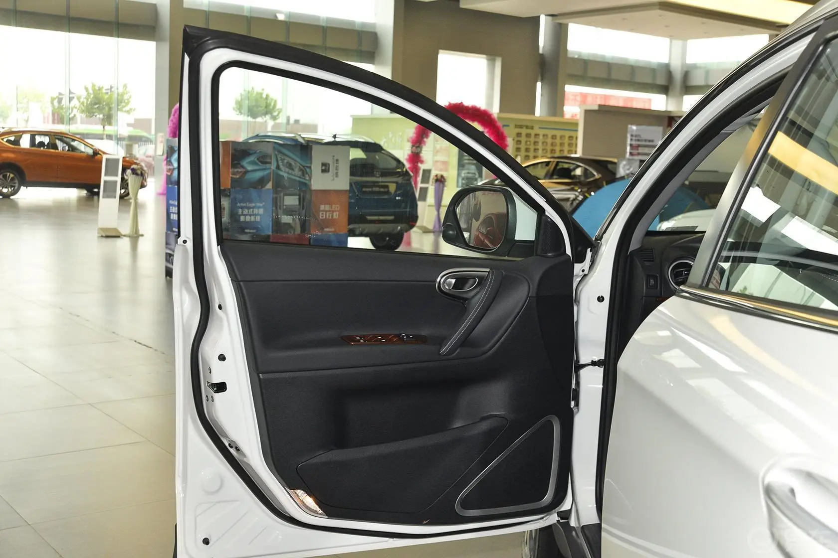 大7 SUV2.2T 自动 两驱 智尊型驾驶员侧车门内门板