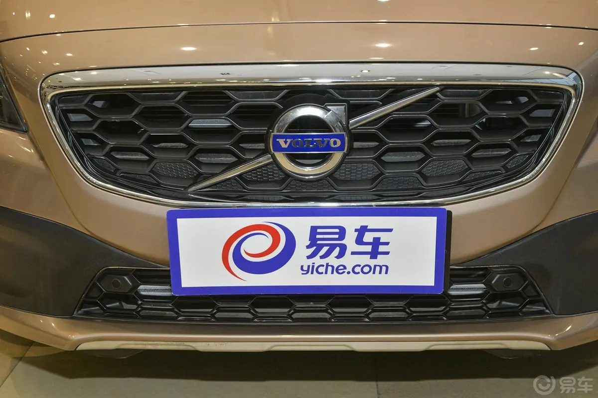 沃尔沃V40Cross Country 2.0T T5 AWD 智雅版前格栅侧俯拍