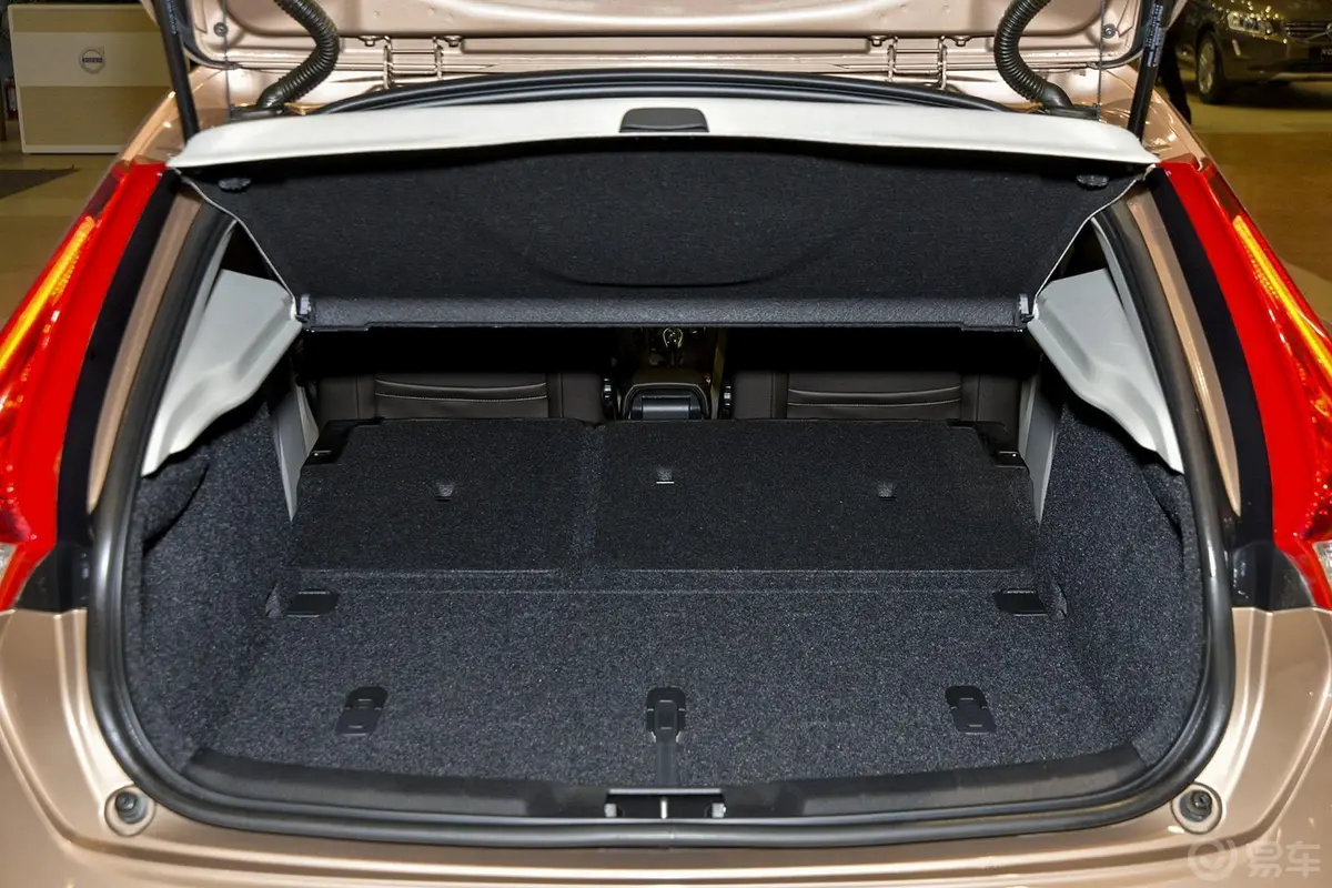 沃尔沃V40Cross Country 2.0T T5 AWD 智雅版行李箱空间
