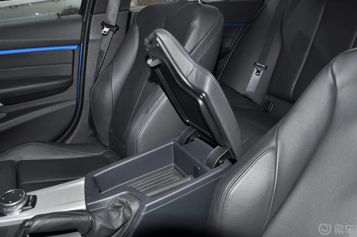 宝马3系328i xDrive M 运动型前排中央扶手箱空间