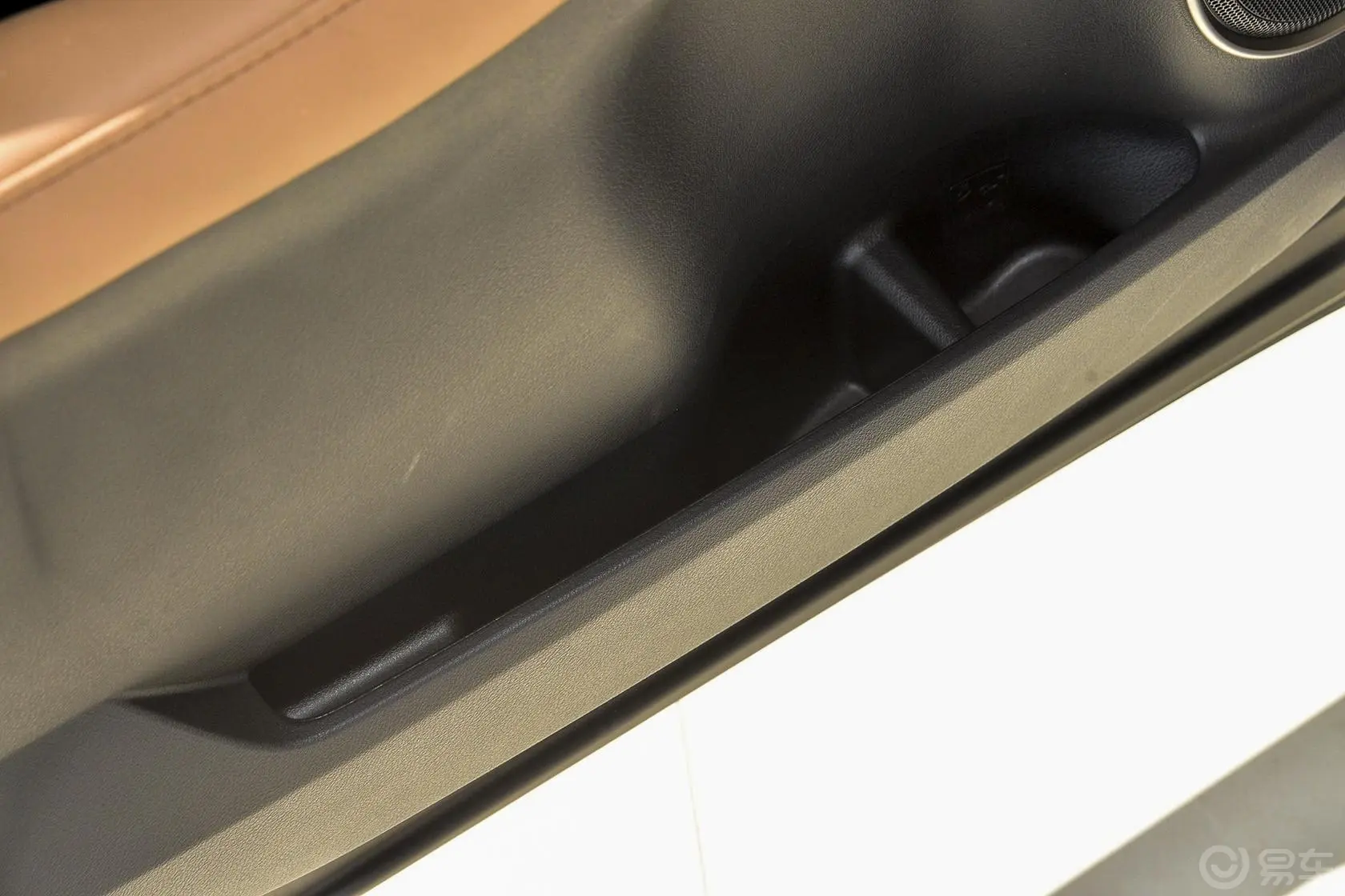 雷克萨斯NX200t 锋尚版驾驶员门储物盒