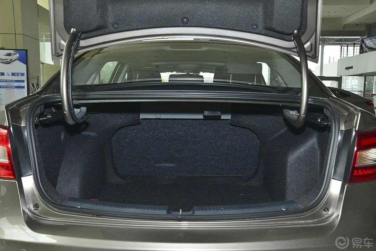 奔腾B301.6L 自动 豪华型行李箱空间