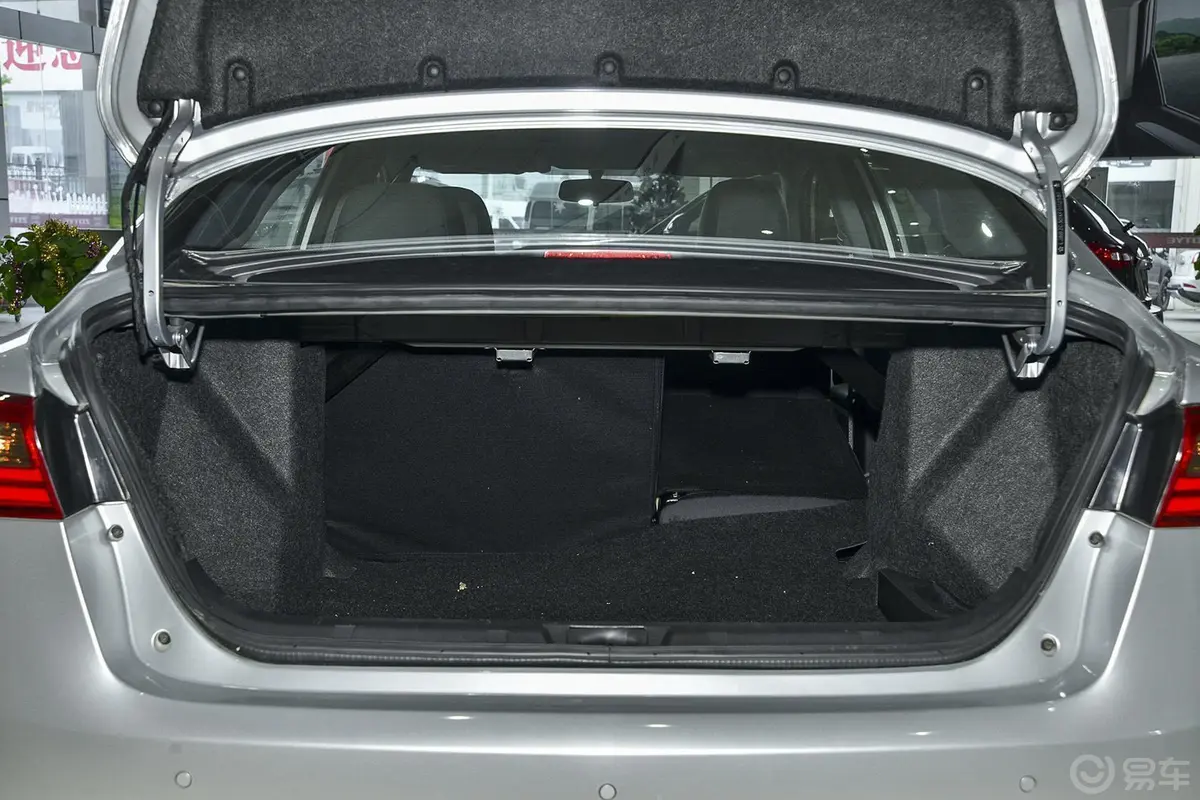 众泰Z300新视界版 1.5L 手动 豪华型行李箱空间（后排右放倒）