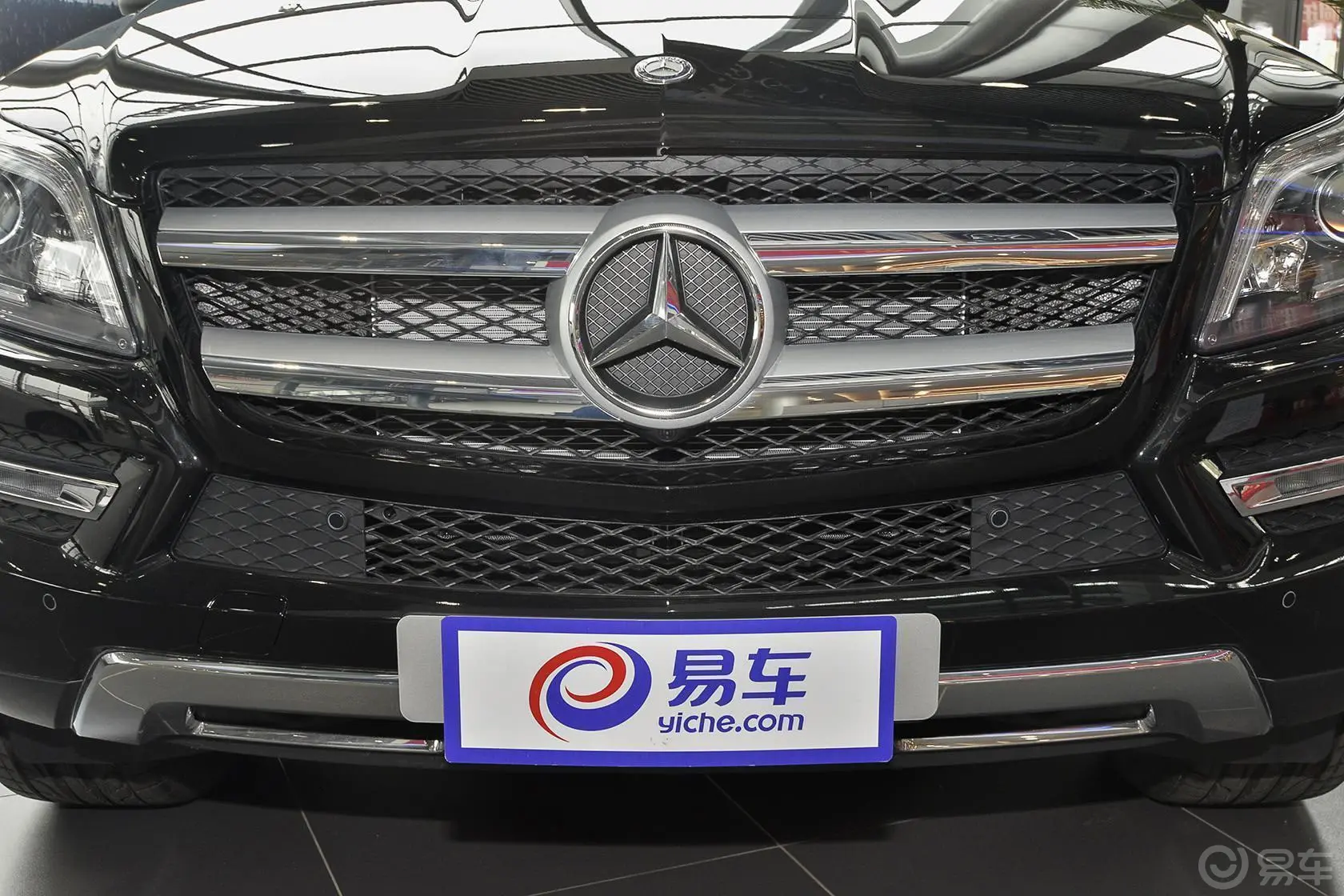 奔驰GL级400 4MATIC 豪华型前格栅侧俯拍