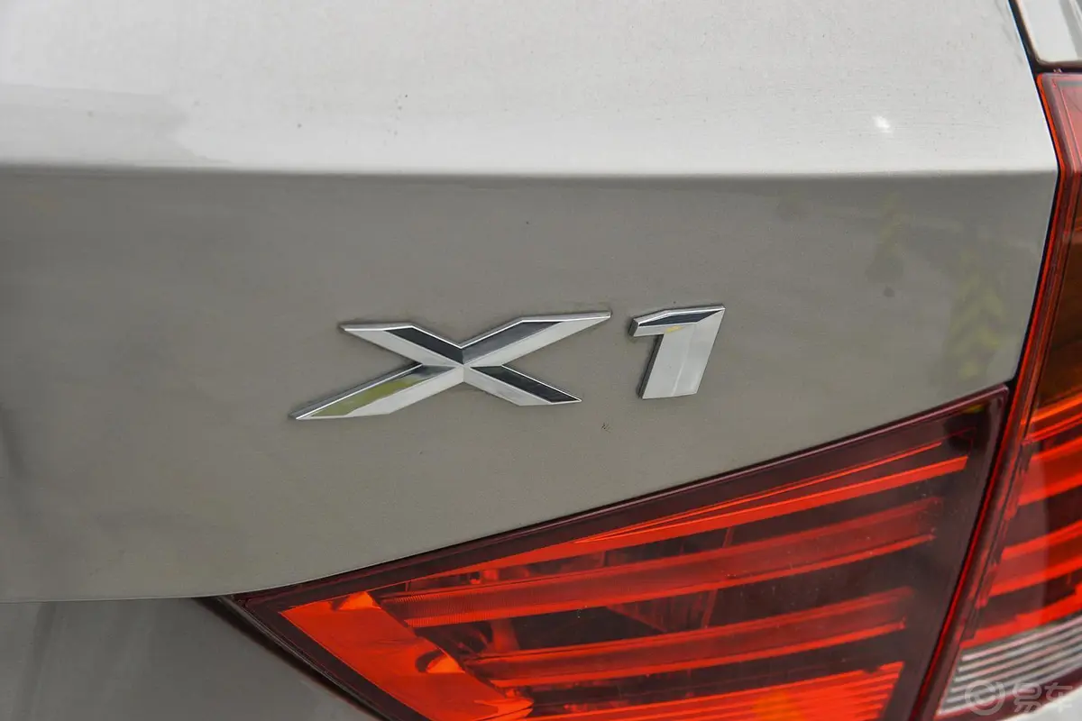 宝马X1sDrive18i 时尚晋级版尾标