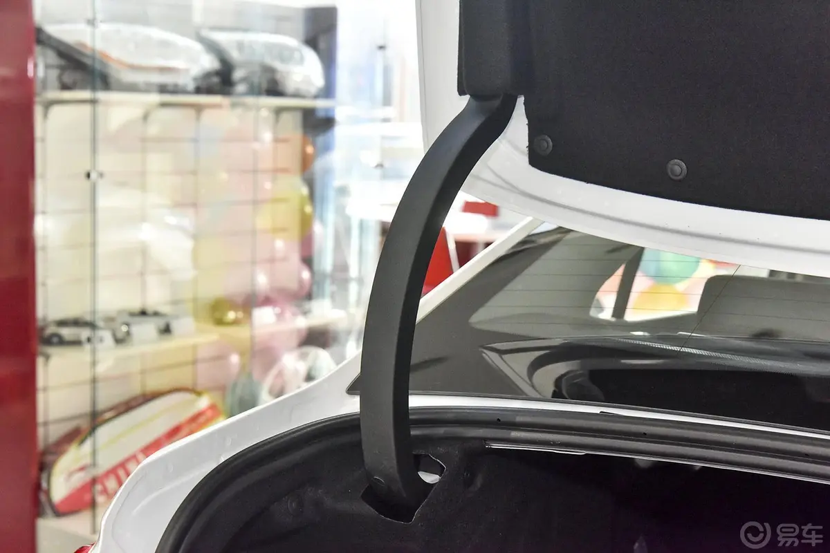 雪铁龙C4L1.2T 自动 尊贵版行李厢支撑杆
