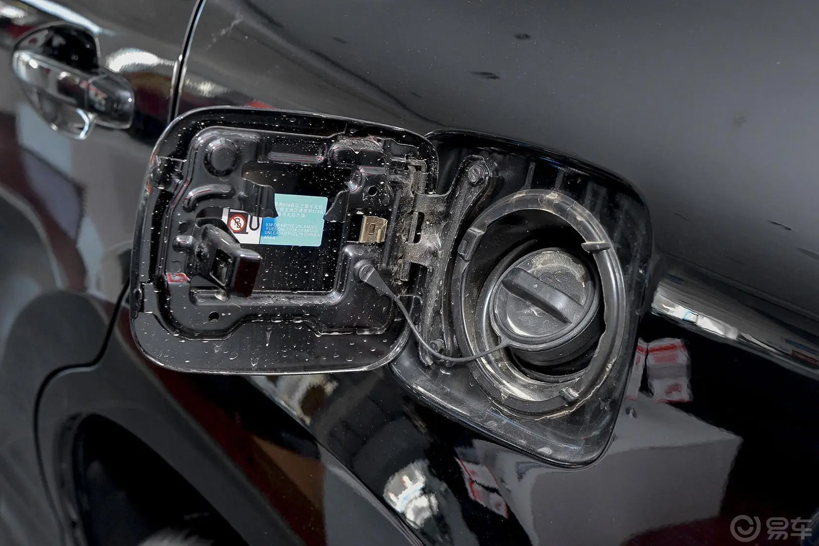比亚迪S72.0TID 手自一体 尊贵型 7座油箱盖