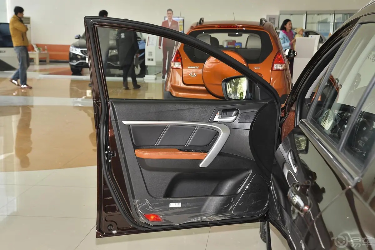 帝豪RS 1.5L CVT 向上版驾驶员侧车门内门板