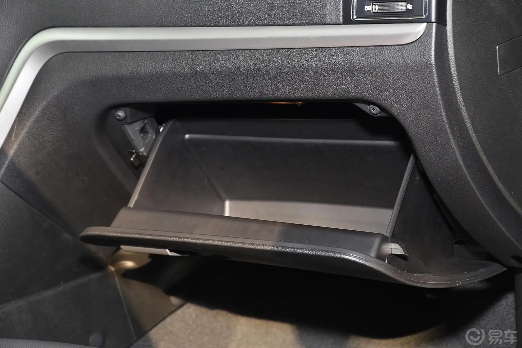 帝豪RS 1.5L CVT 向上版手套箱