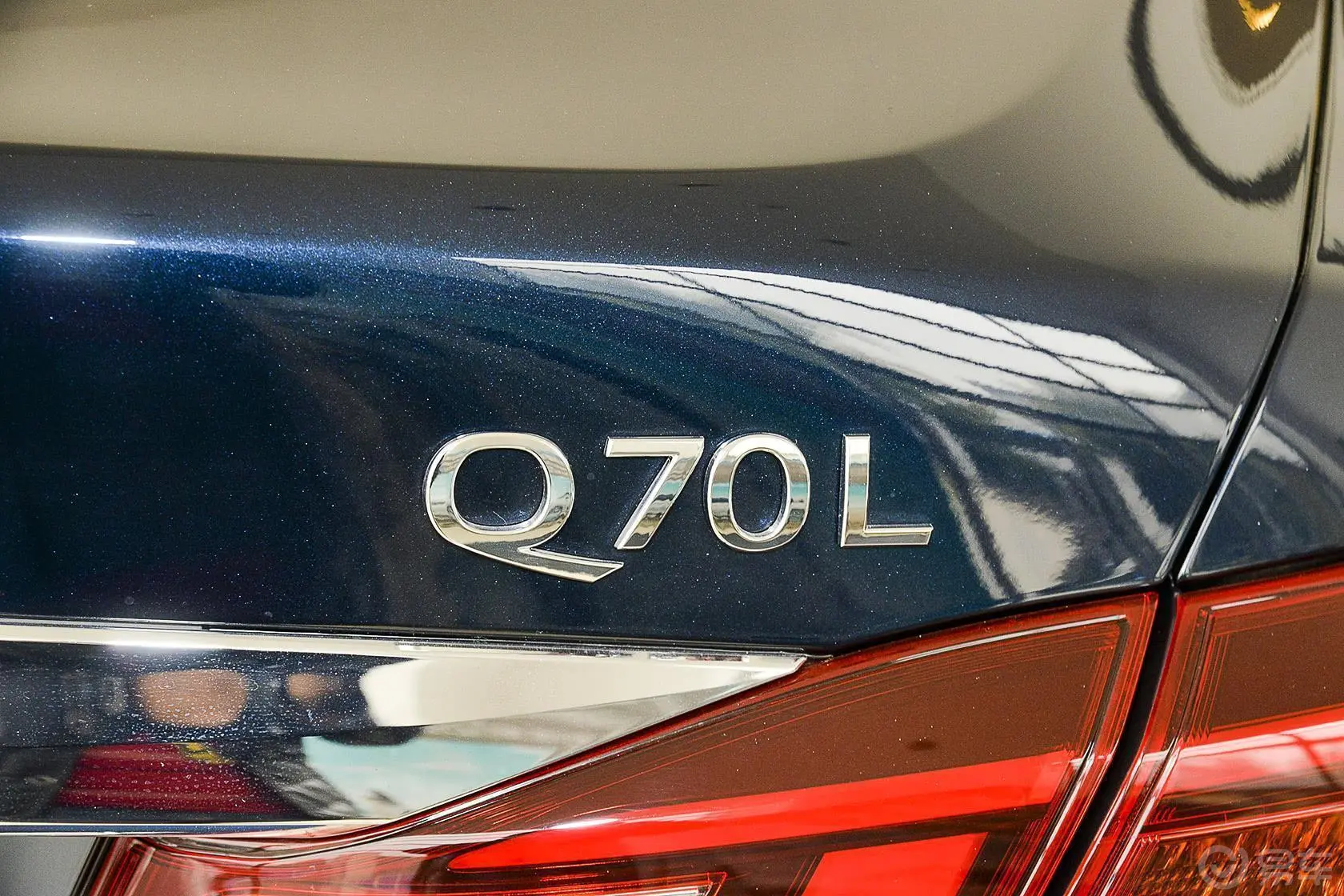 英菲尼迪Q70LHYBRID 3.5L 手自一体 豪华版尾标