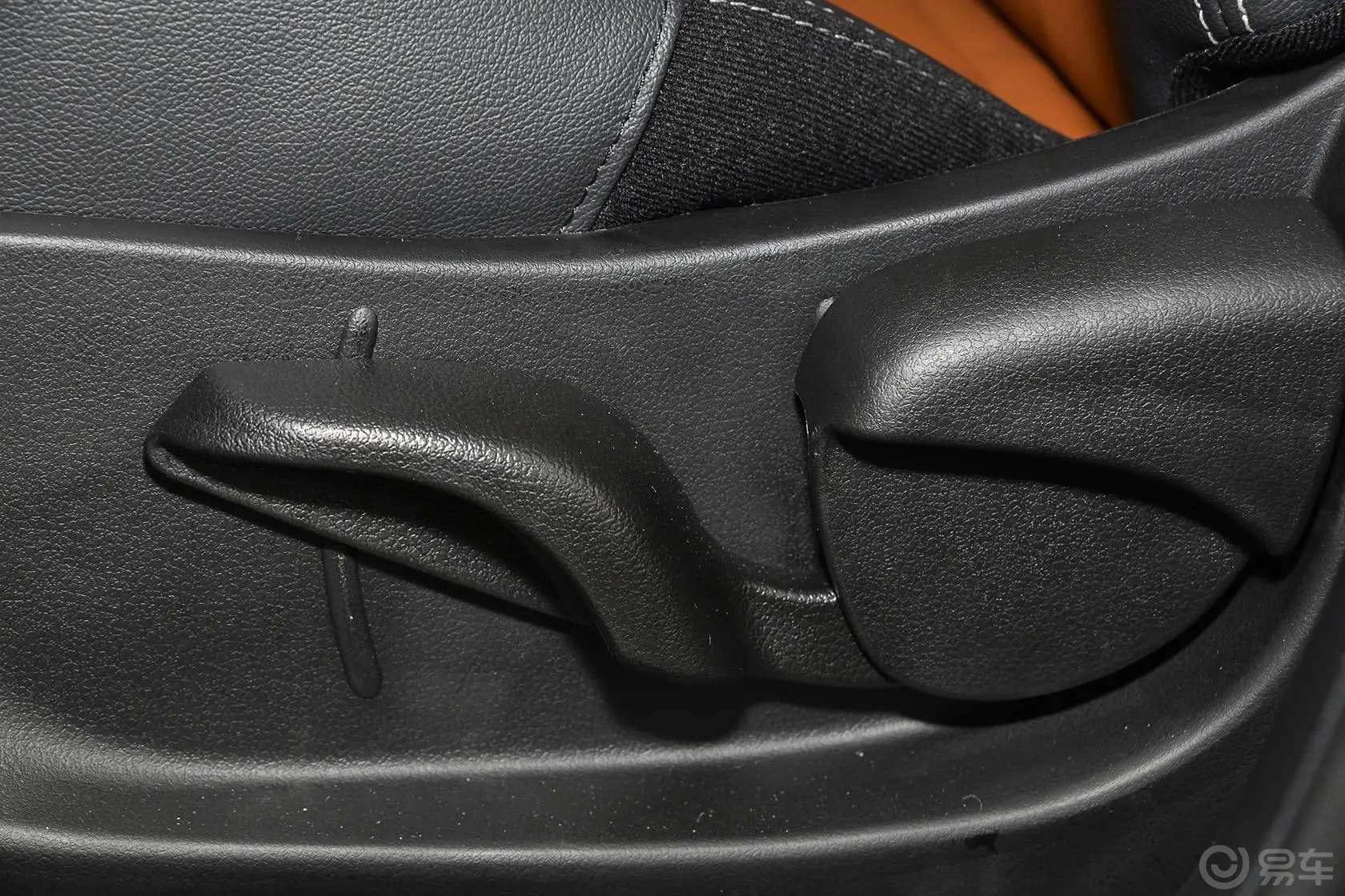 帝豪RS 1.5L CVT 向上版座椅调节键