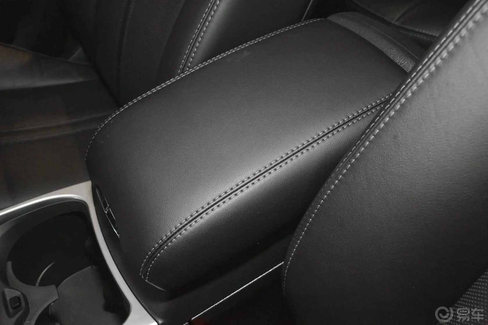 凯迪拉克SRX3.0L 手自一体 豪华型前排中央扶手箱