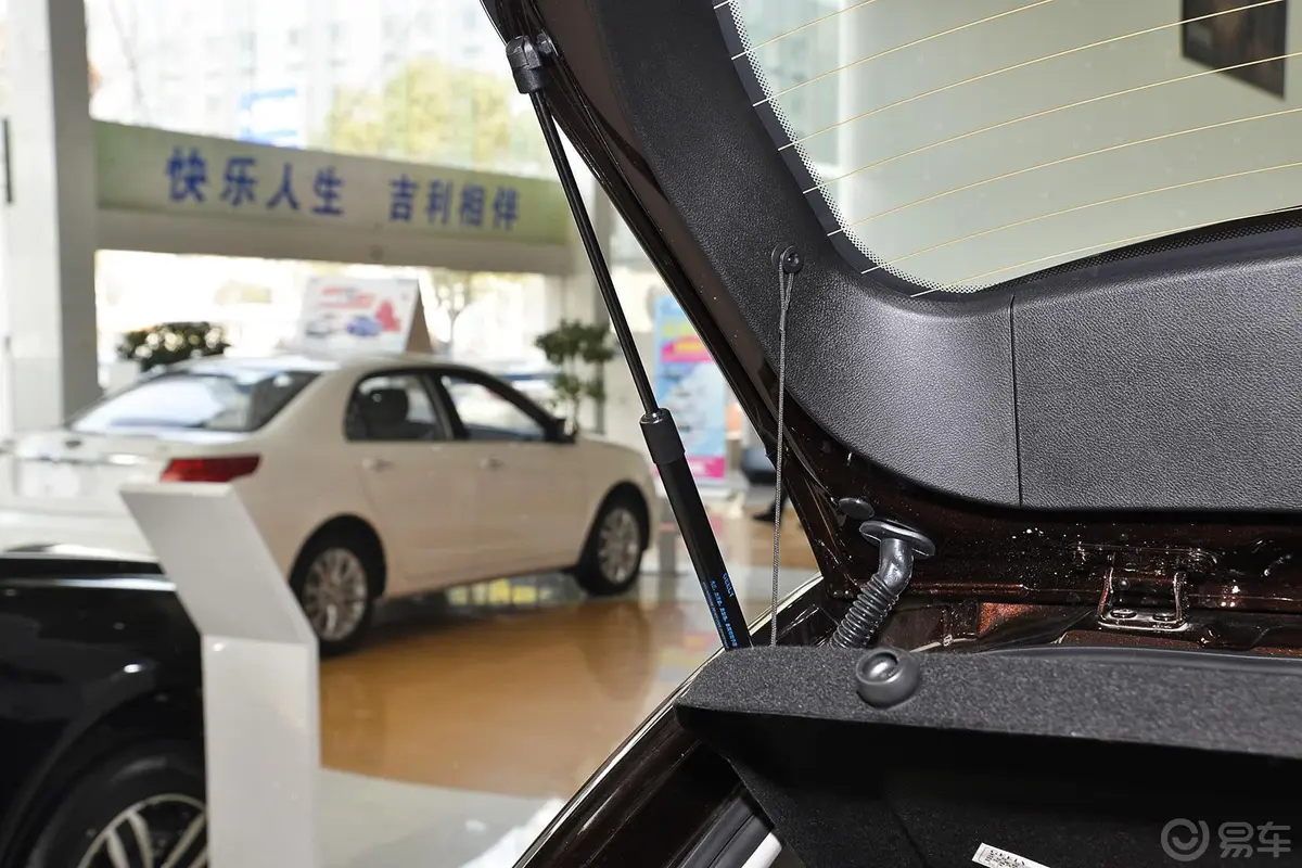 帝豪RS 1.5L CVT 向上版行李厢支撑杆