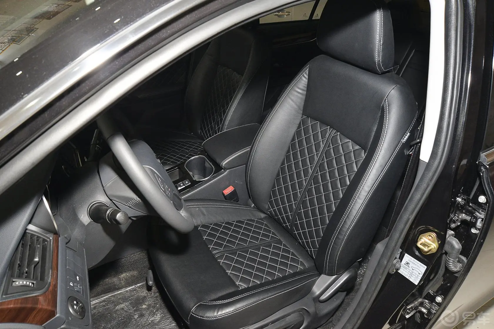 众泰Z5001.5T CVT 尊贵型驾驶员座椅