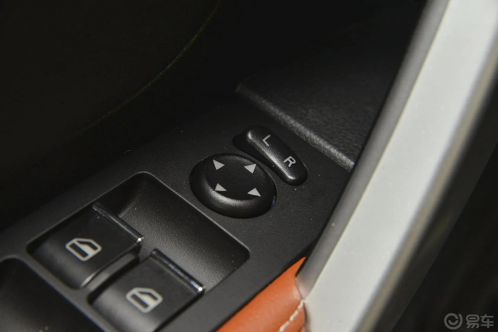 帝豪RS 1.5L CVT 向上版外后视镜控制键