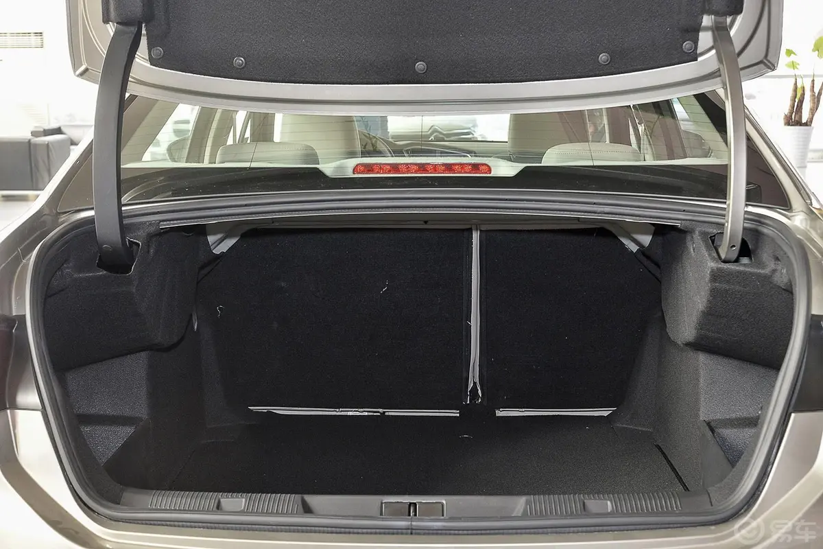 雪铁龙C4L1.8L 自动 领先版行李箱空间