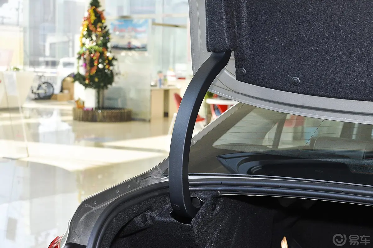 雪铁龙C4L1.2T 自动 尊贵版行李厢支撑杆