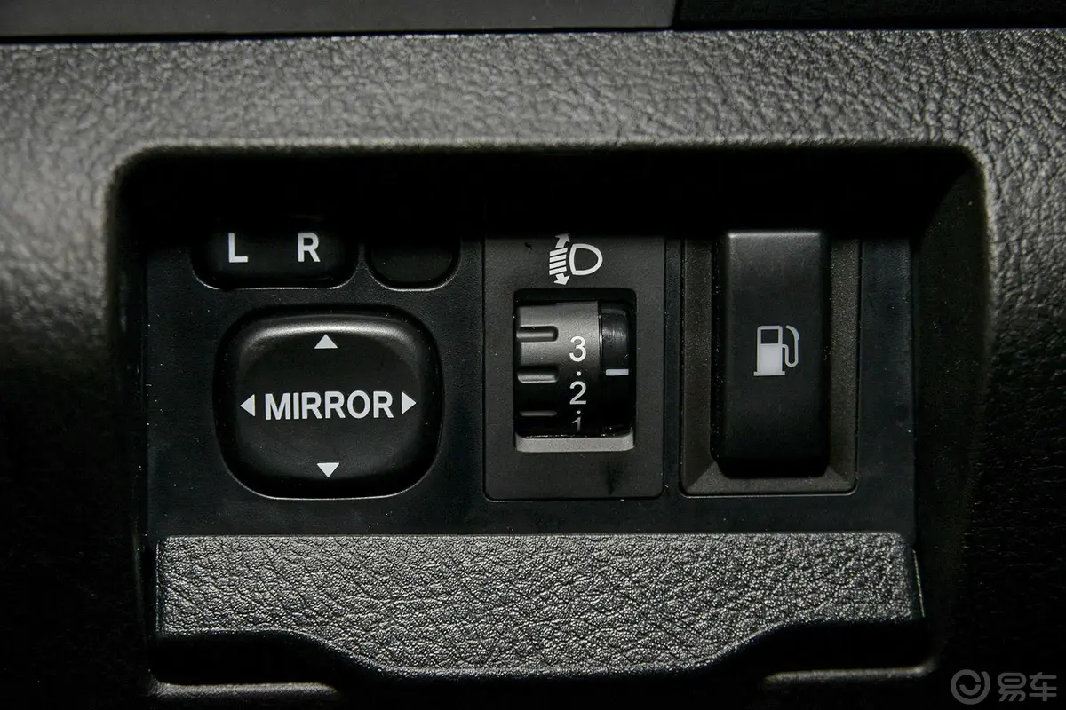 比亚迪S62.0L 手动 精英版 5座外后视镜控制键