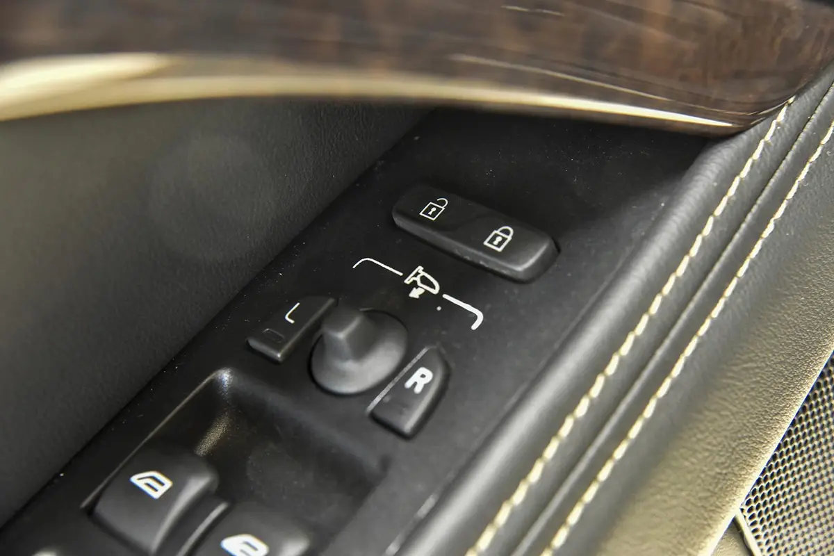 沃尔沃S80L2.0 T5 智尊·行政版外后视镜控制键