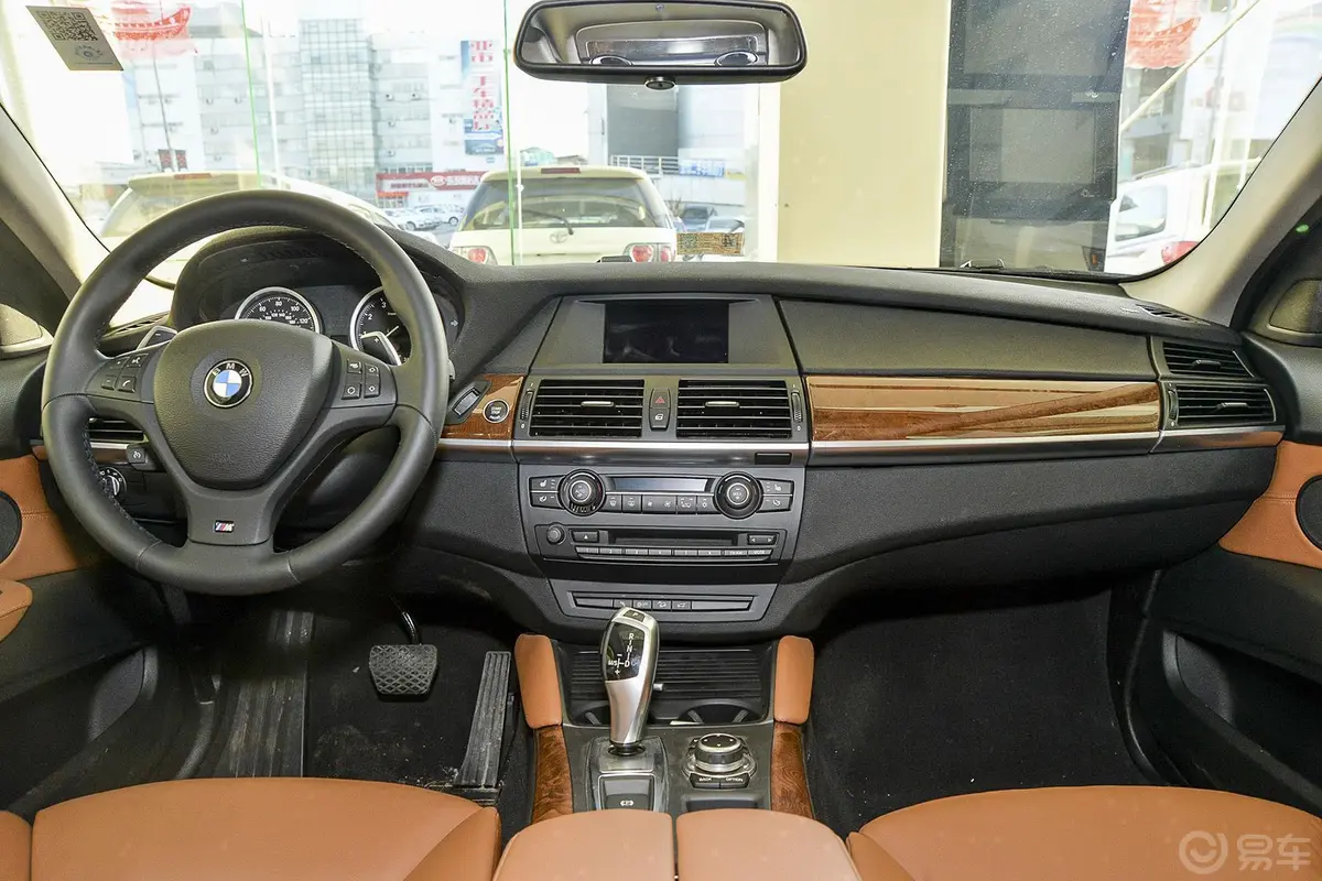 宝马X6xDrive35i 美规版前排中央扶手箱空间