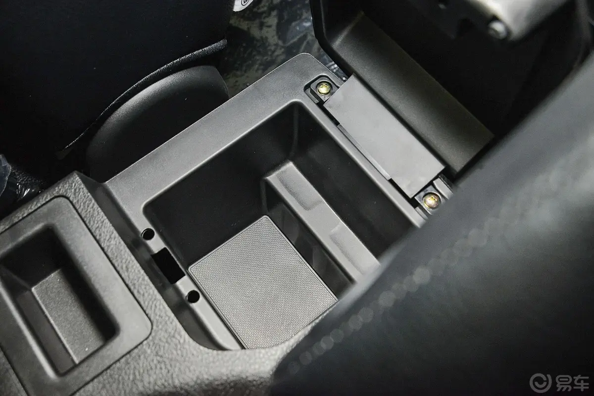 比亚迪S62.0L 手动 精英版 5座前排中央扶手箱空间
