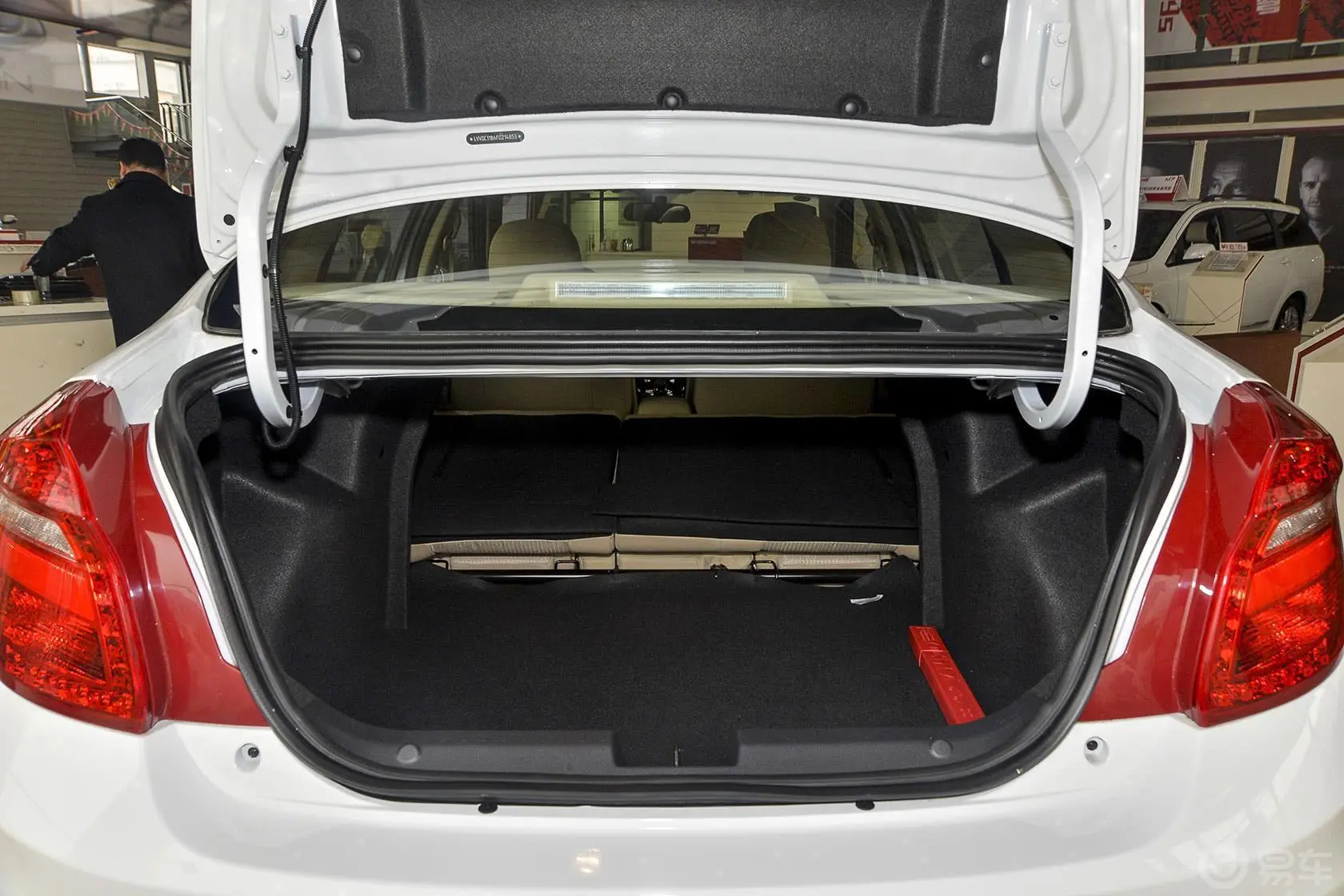 奇瑞E31.5L 手动 风尚版行李箱空间
