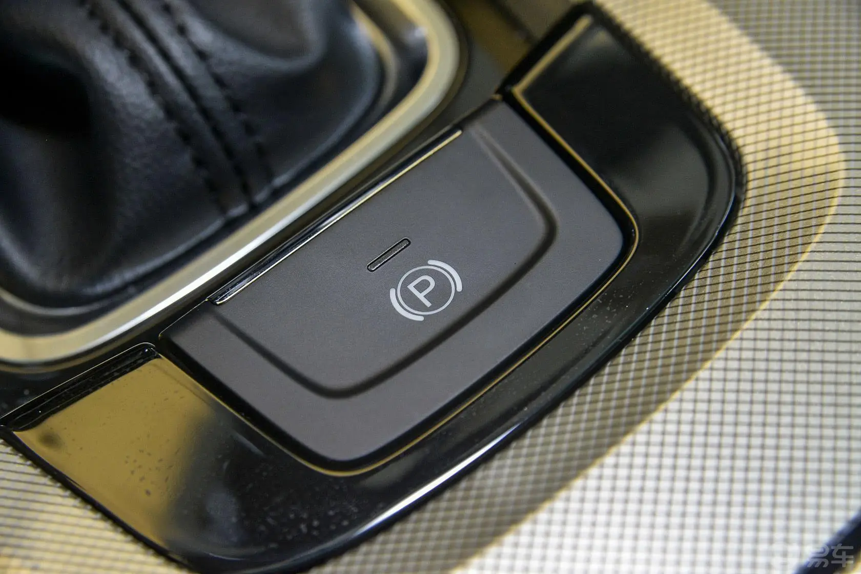优6 SUV2.0T 智尊型驻车制动（手刹，电子，脚刹）