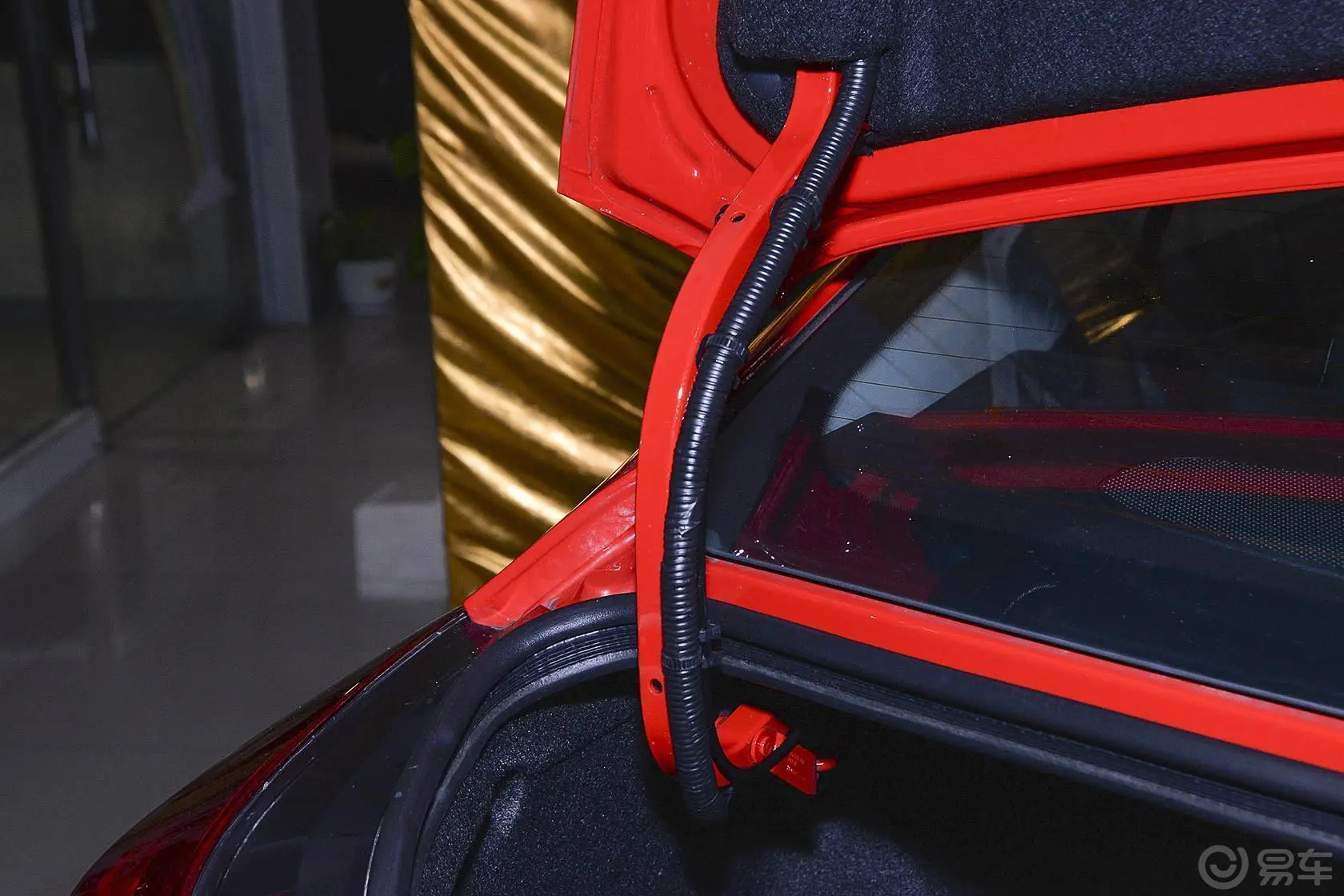 众泰Z5001.5T 手动 豪华型行李厢支撑杆